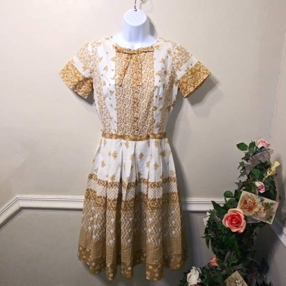Vintage Dresses & Skirts - Vintage 1950's Toni Todd Ivory & Gold Floral Short Sleeve Full Skirted Day Dress